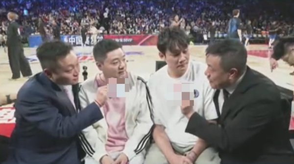 配资最新行情 梦幻联动！丁俊晖现场观战NBA中国赛 并表示新赛季看好火箭夺冠